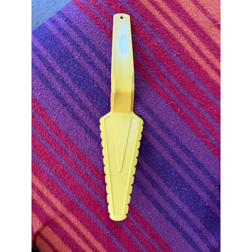 Tupperware Yellow Plastic Cake Server Spatula Pie Server Serrated‎ Edge